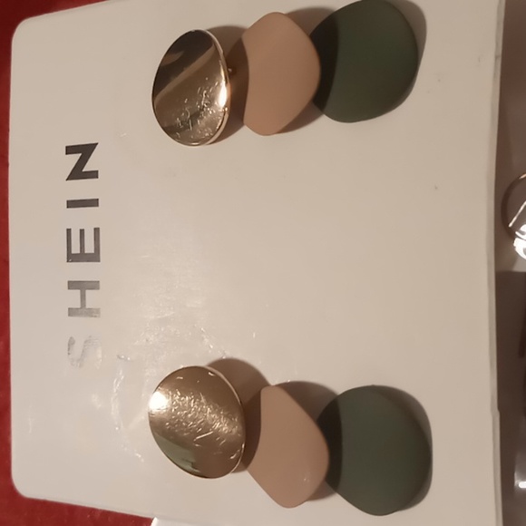 Shein earrings 5 pair a color for everyday of the week. brass color hoop - Picture 6 of 6